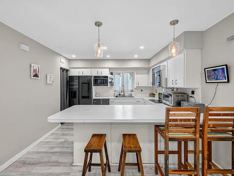 1570 NE 30th Pl — Photo 16
