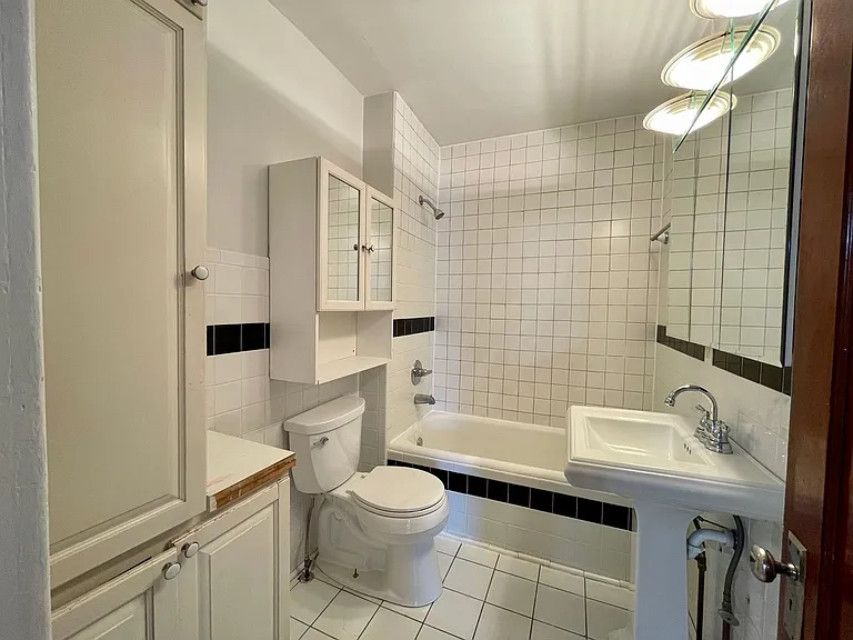 2231 S High St — Photo 15