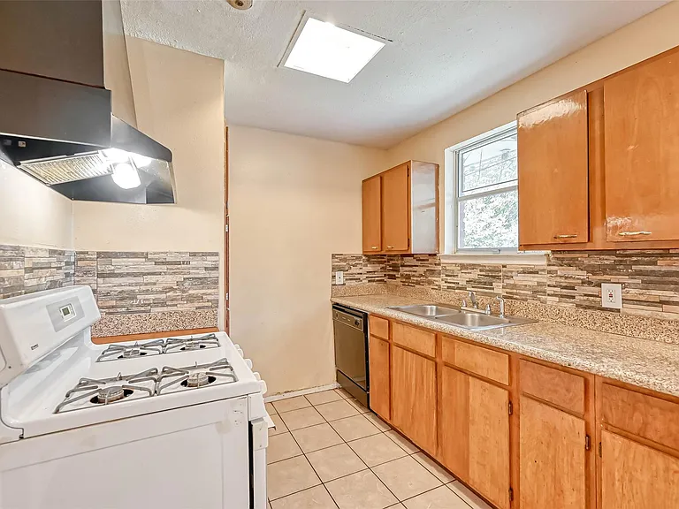 14427 Campden Hill Rd — Photo 4
