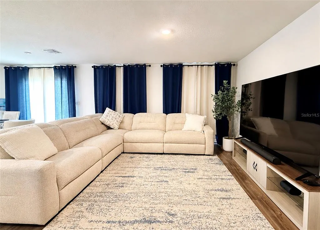 4 bed, 2.5 bath, 1981 sqft, $2,300 — Photo 3