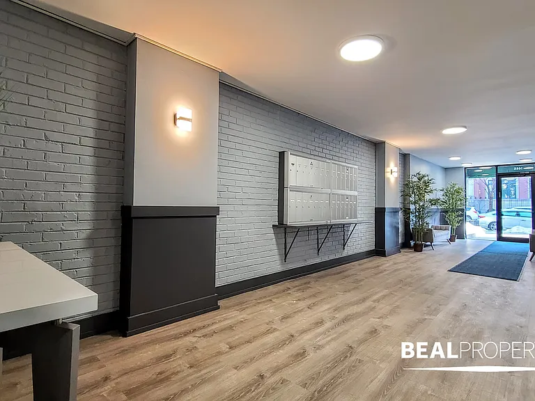 1446 N Dearborn St — Photo 2