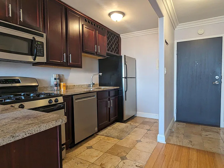 700 E 8th St #7L — Photo 5