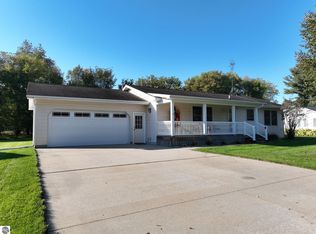 117 Charlotte St, Edmore, MI 48829