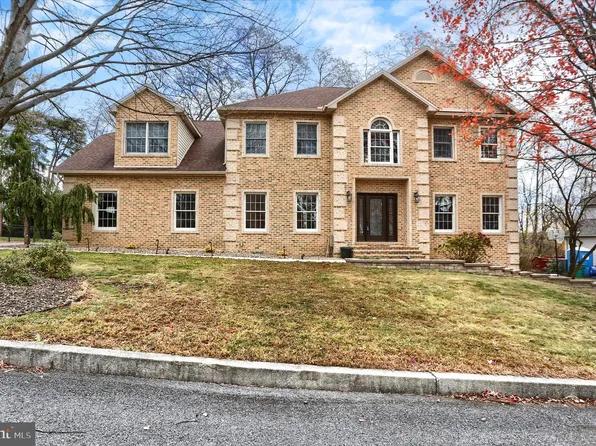 2068 Doral Dr, Harrisburg, PA 17112