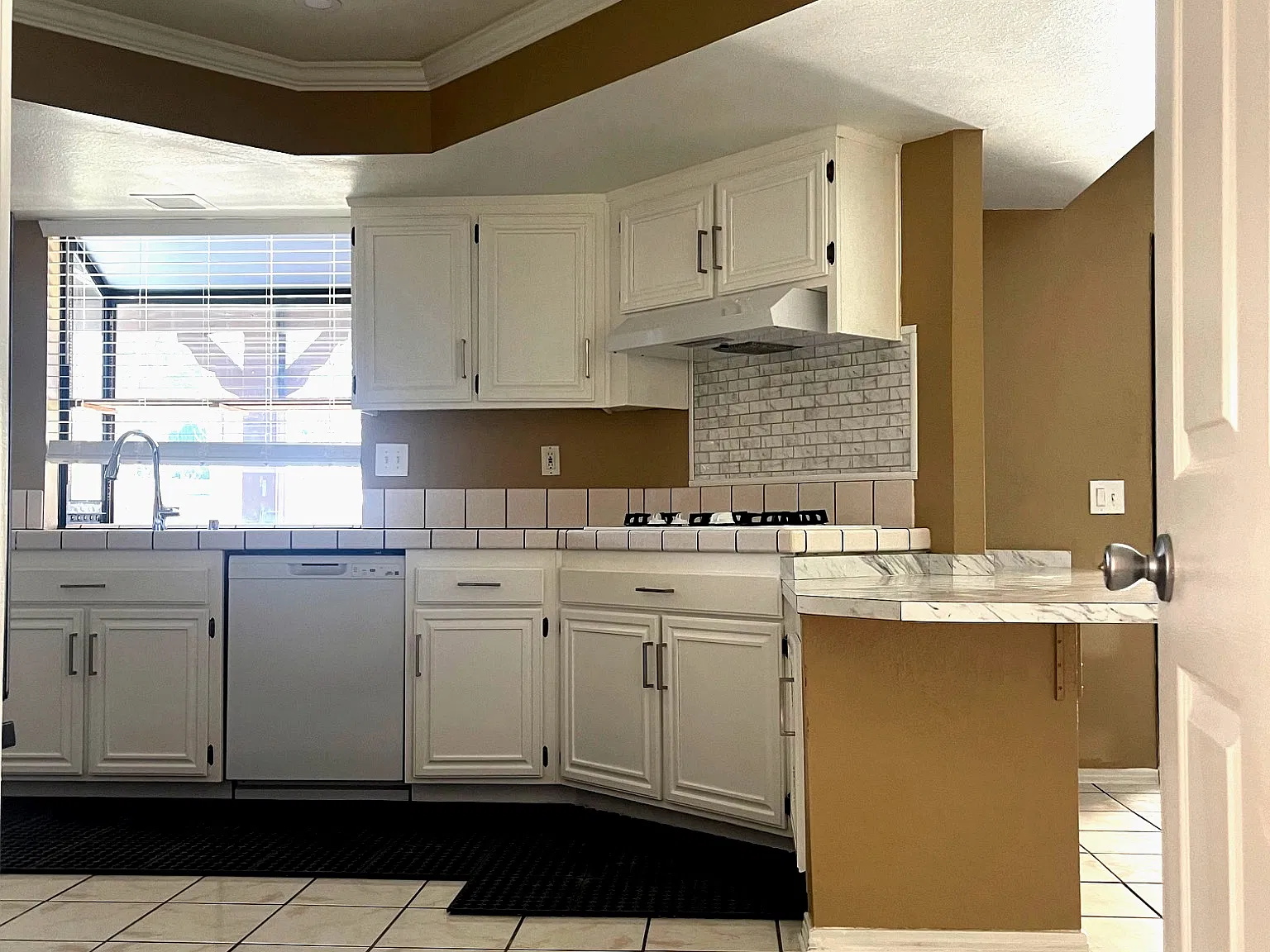 4 bed, 2158 sqft, $2,800 — Photo 3