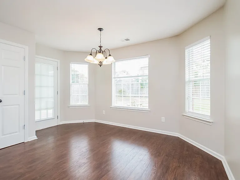 4313 Genevieve Dr — Photo 4