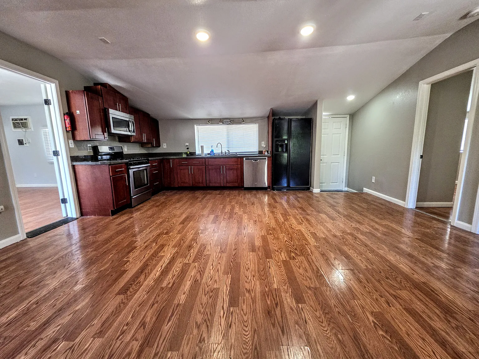 3 bed, 1050 sqft, $3,200 — Photo 1