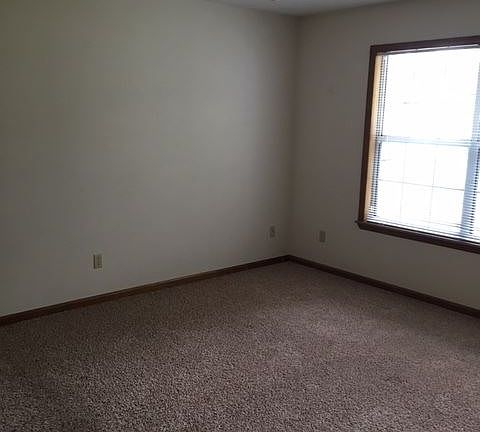 5th image of 2308 Pineview Dr APT B