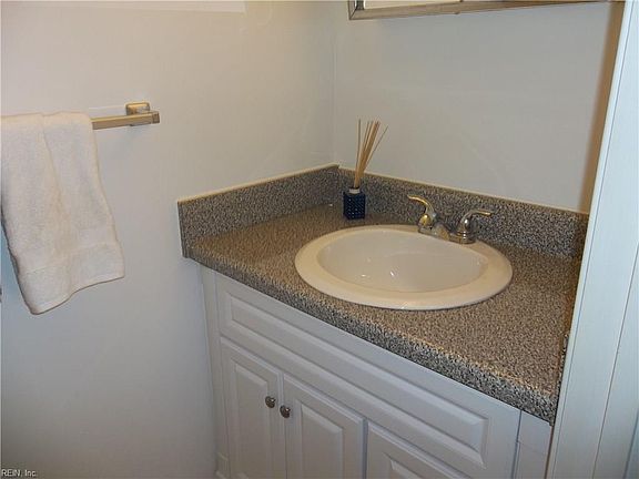 5th image of 4816 Lake Dr