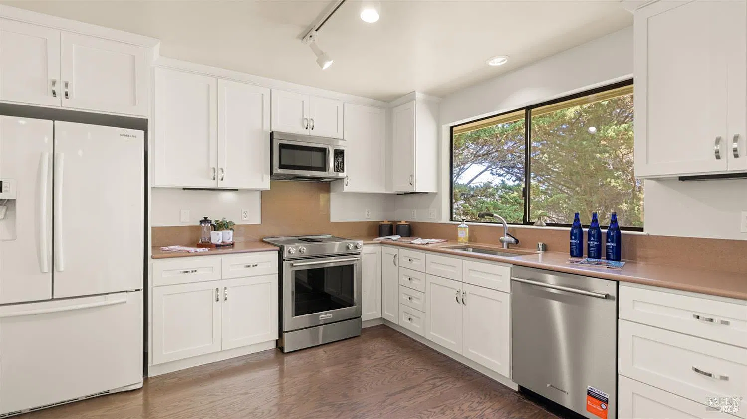 2 bed, 2.5 bath, 1400 sqft, $5,850 — Photo 4