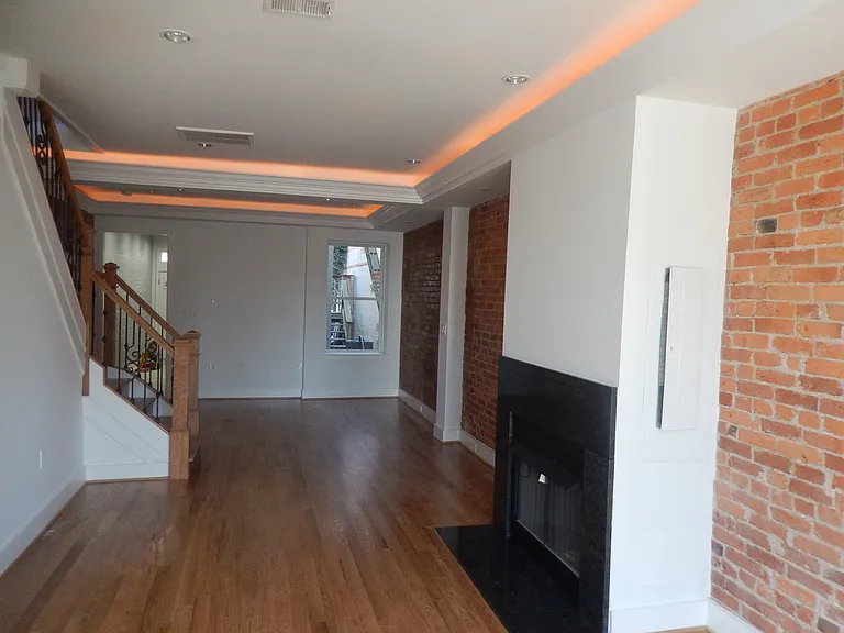 710 7th St SE #5BDRMS — Photo 3
