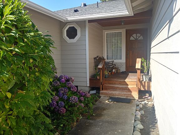 4th image of 198 SW Roeder Dr