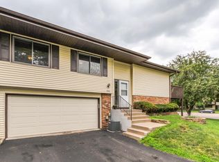 902 Heritage Ct W, Vadnais Heights, MN 55127