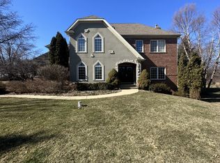 16 Fawn Ridge Dr, Oakwood Hills, IL 60013