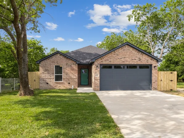 1307 E First North St, Kaufman, TX 75142