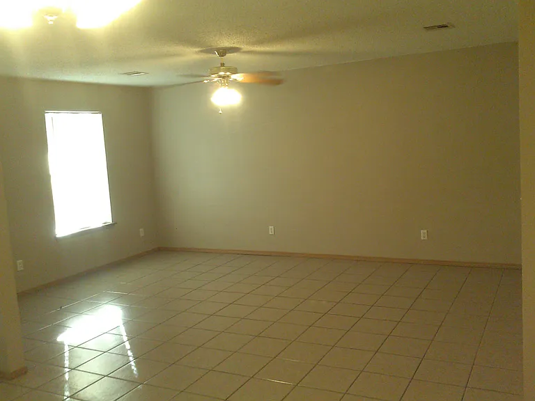 407 E Rogers St — Photo 4