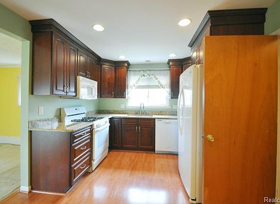 4th image of 15240 Knolson St