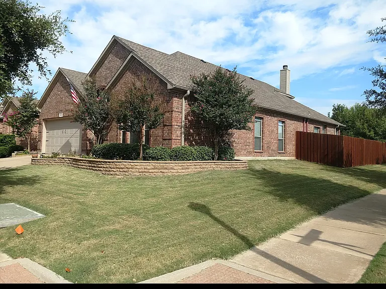 3200 Stonecrop Trl — Photo 1