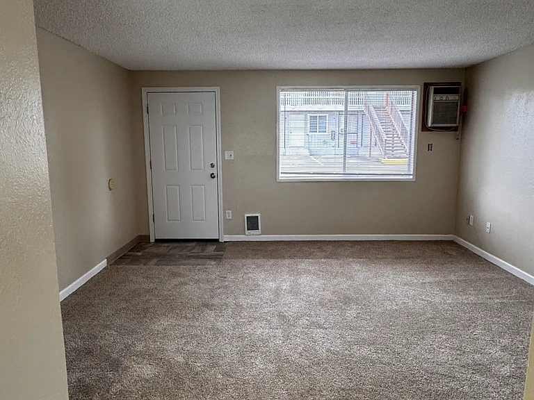 427 Hewitt Ave — Photo 2