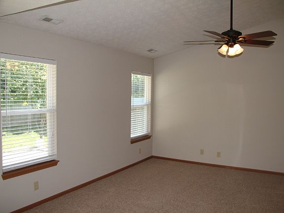 4th image of 633 Royce Dr