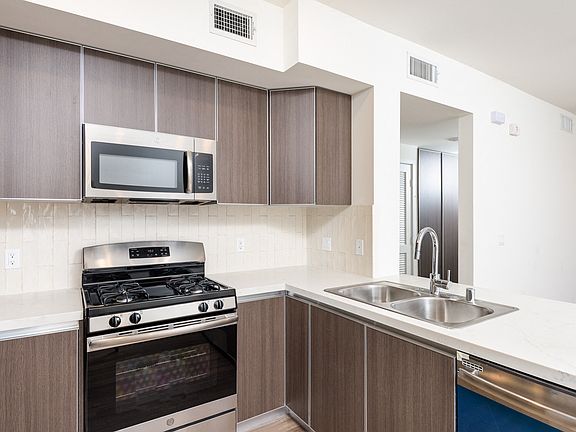 4th image of 1338 N Formosa Ave