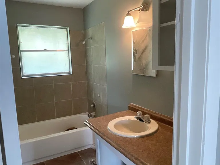 2417.5 Southmore Ave — Photo 2