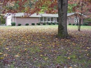 207 W Ridgewood Dr, Mount Airy, NC 27030