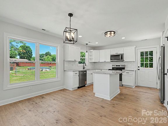 3rd image of 139 Donna Ln