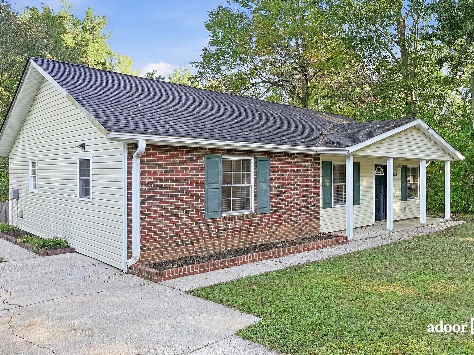 3 bed, 1.5 bath, 1205 sqft, $1,595 — Photo 2