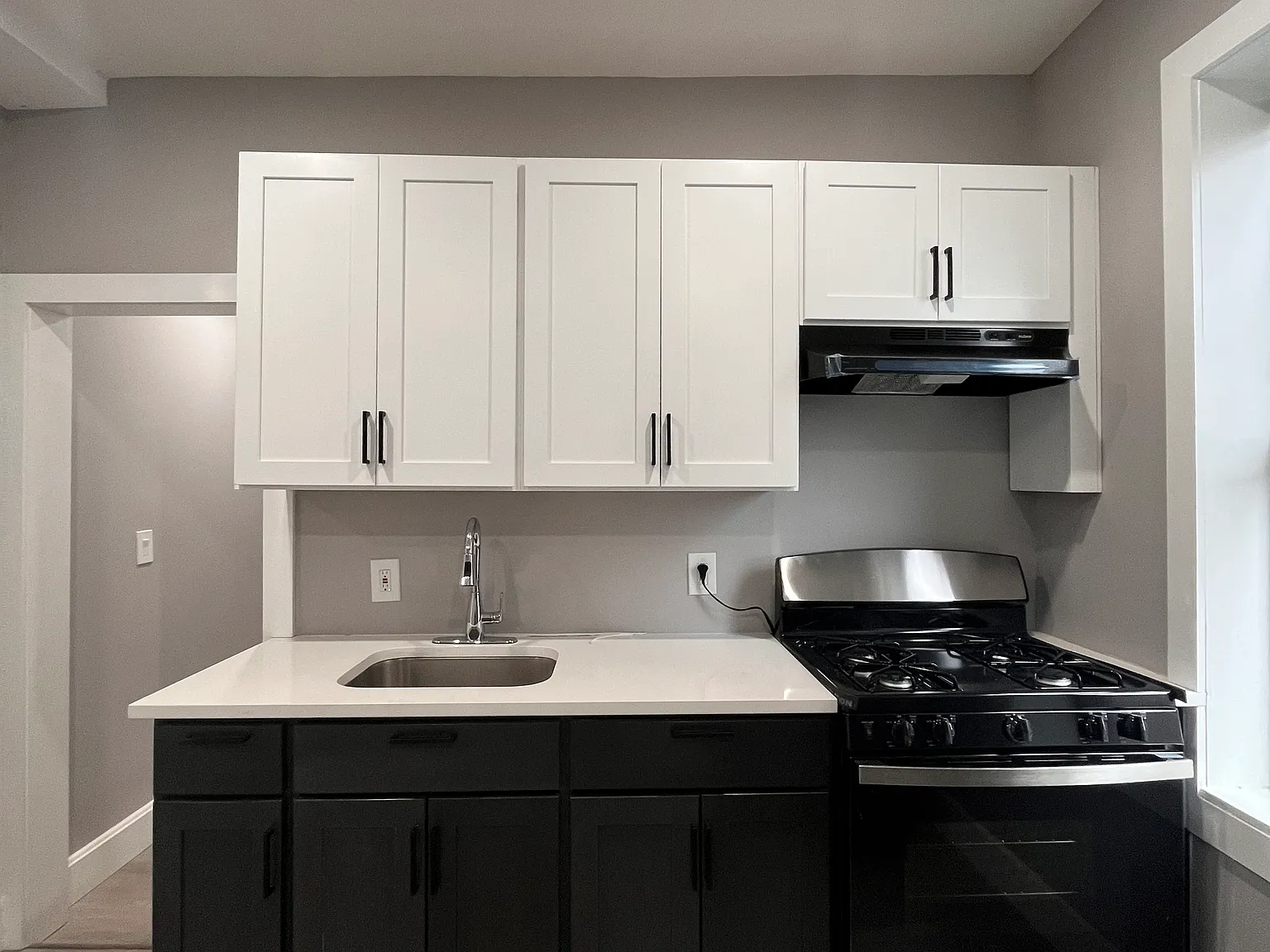 3 bed, 1000 sqft, $2,300 — Photo 1