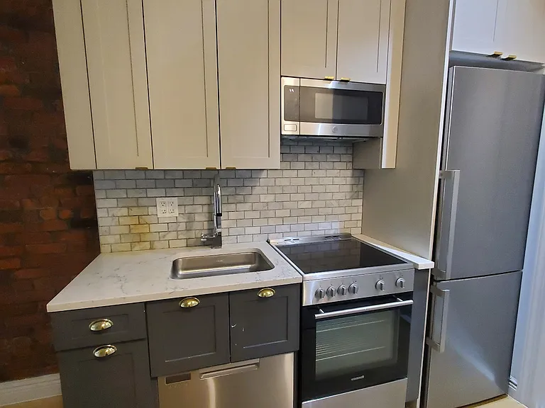 405 E 78th St #1A — Photo 2