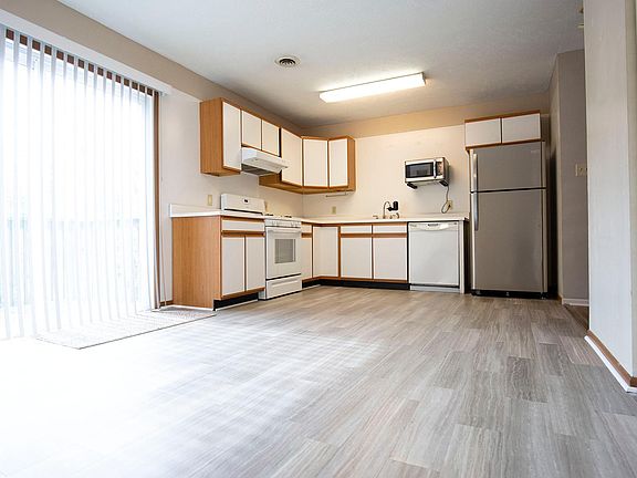 3rd image of 842 Stewart St