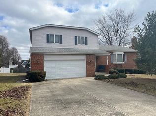 740 Clover Ln, Crown Point, IN 46307