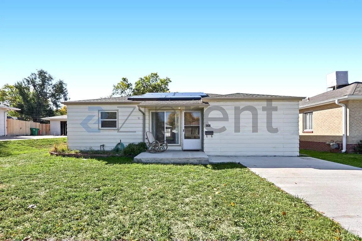 3 bed, 1027 sqft, $2,425 — Photo 1
