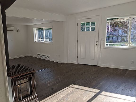 4th image of 2328 Dove Ln NE