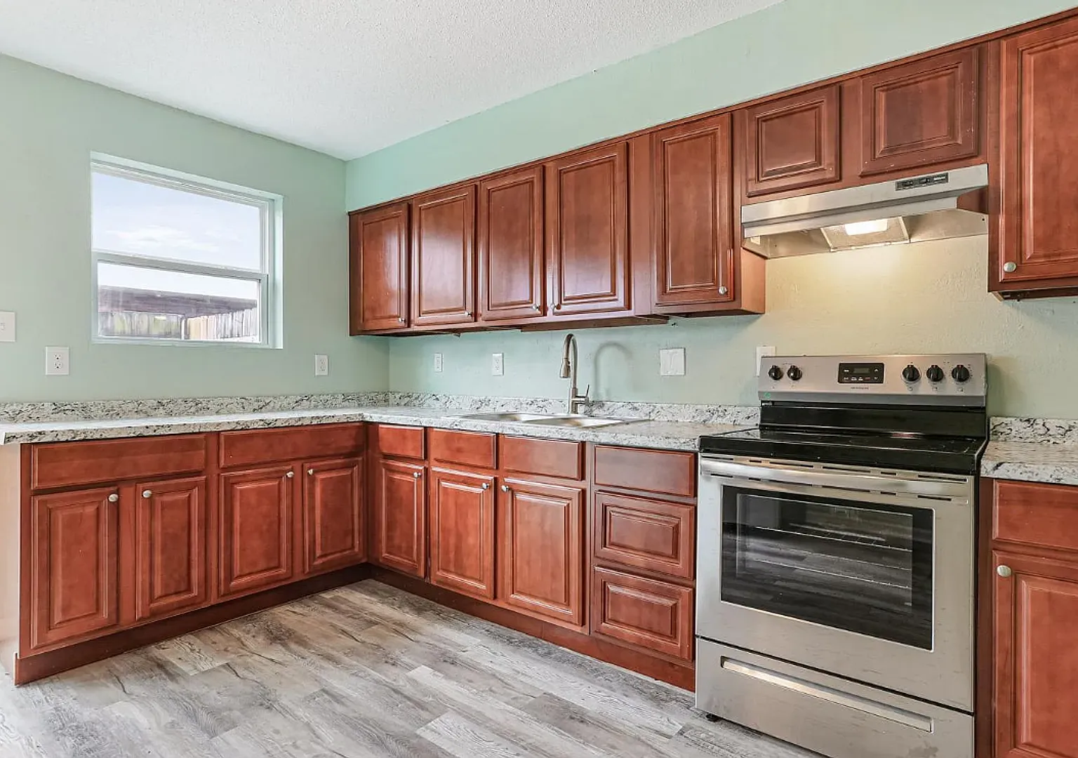 Modern 2BR Townhouse-Style Apartment | 1,010 Sq. Ft. | Renovated Interior | Westbank Expressway L... — Photo 2