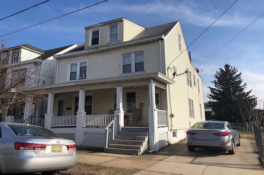 2nd image of 928 Indiana Ave