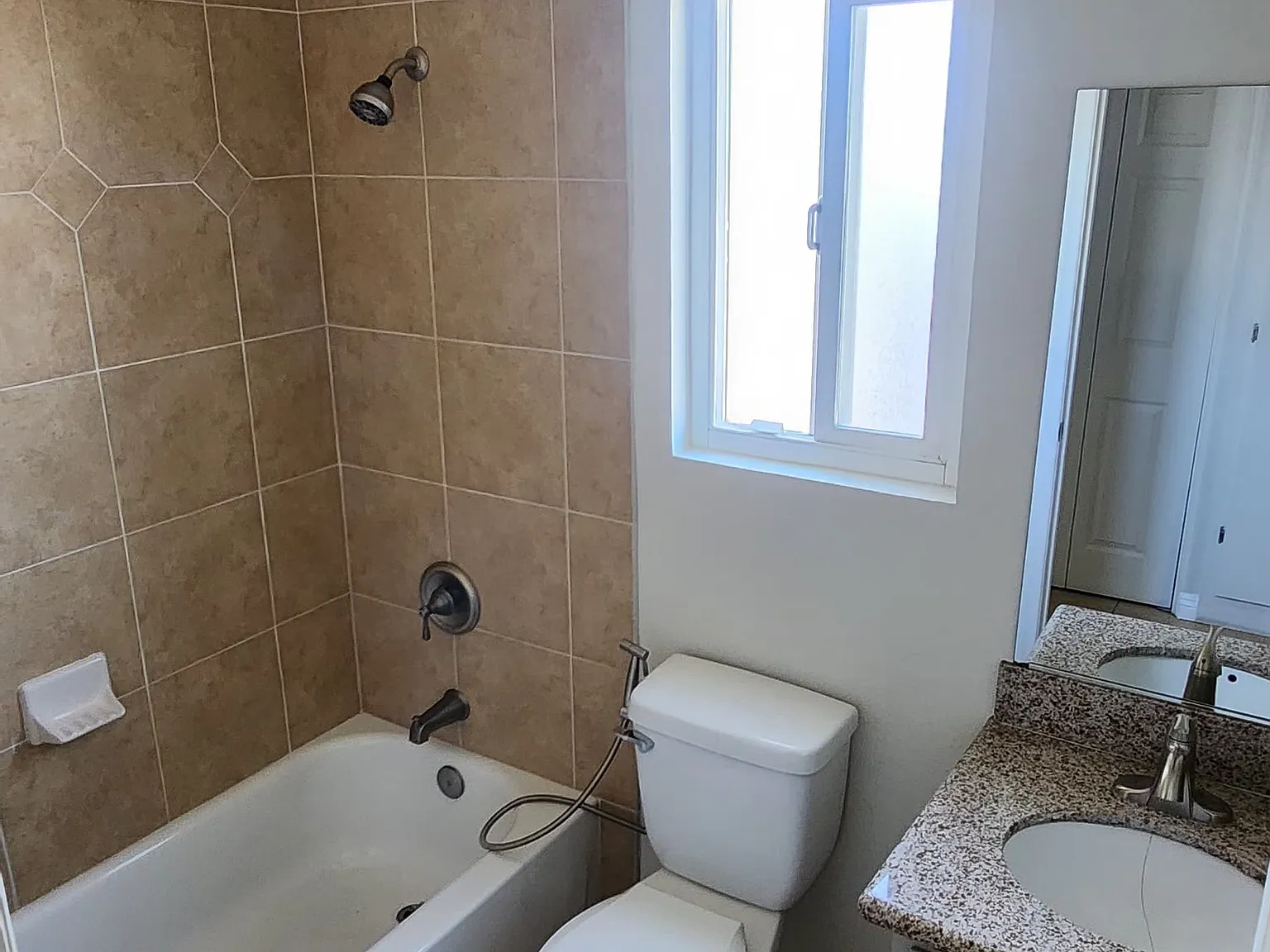2 bed, 824 sqft, $2,300 — Photo 4