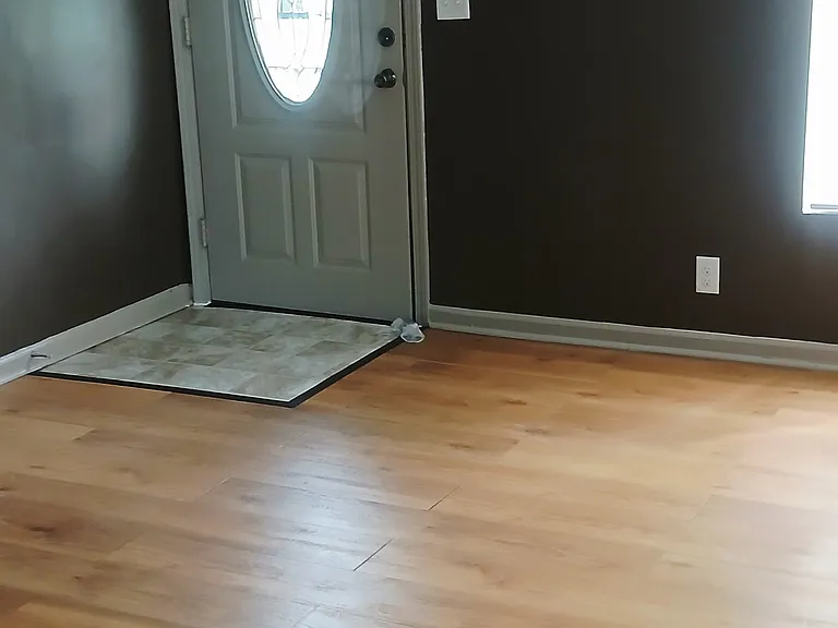 731 Henderson Dr — Photo 2