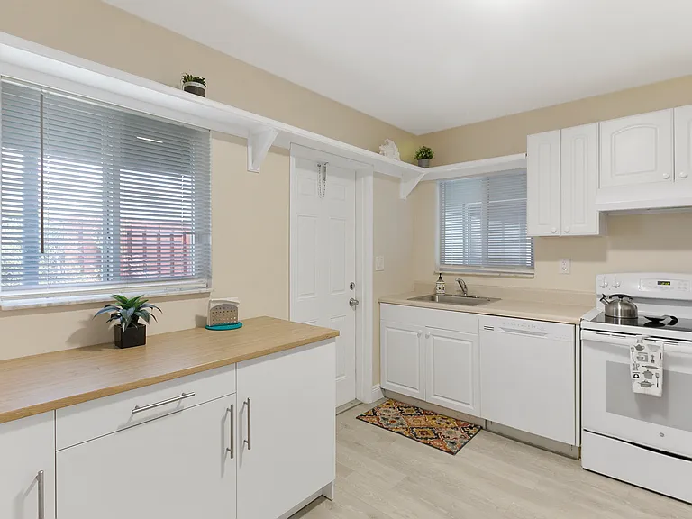 2223 SE 6th St #2 — Photo 13