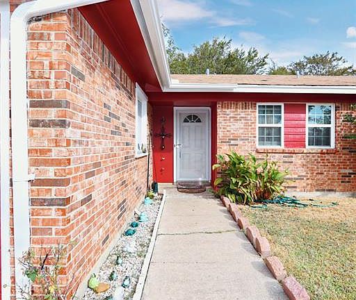 3rd image of 1015 Avington Ct