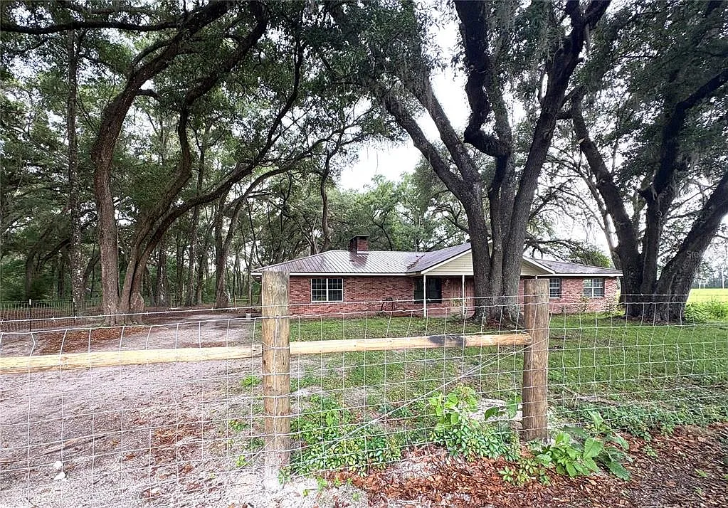 3 bed, 2.0 bath, 1824 sqft, $2,400 — Photo 1