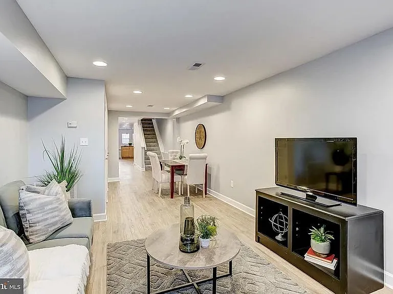 2604 Hudson St — Photo 8