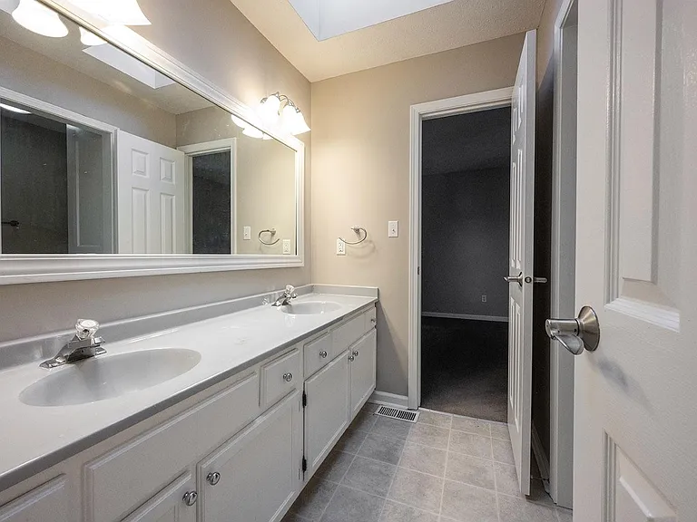 11704 Cameron Dr — Photo 8