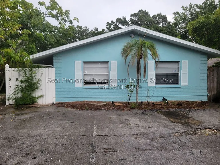 917 Lake Palms Dr — Photo 1