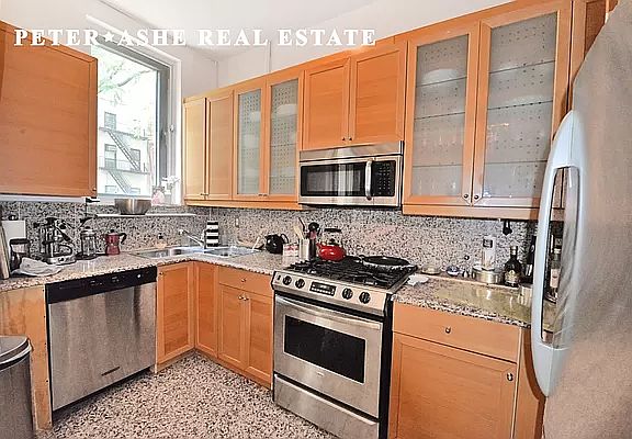 4th image of 112 E 61st St #H