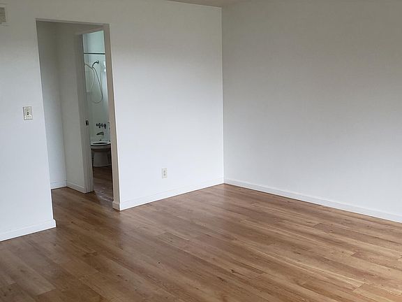 4th image of 11521 26th Ave NE APT 14