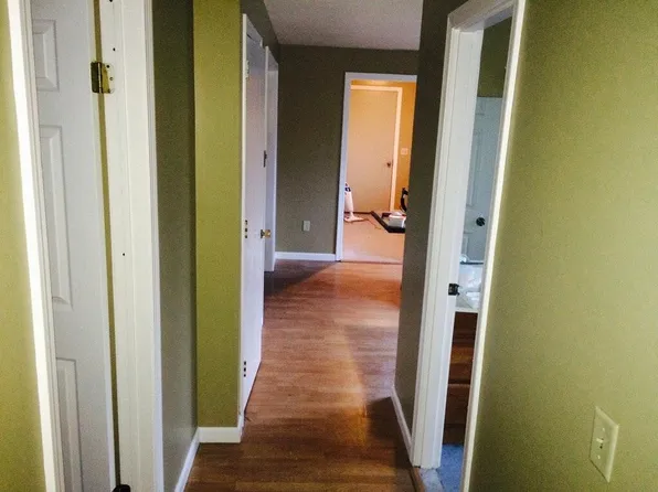 5 Surrey Ln, Amherst, MA 01002