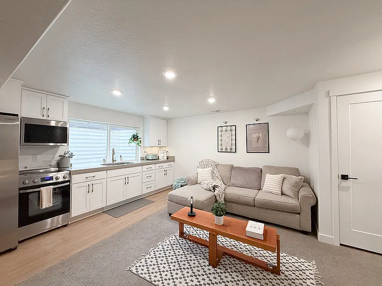 1802 W Drake Ln — Photo 28