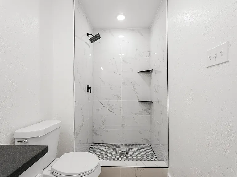 421 Parkvale Ln — Photo 8